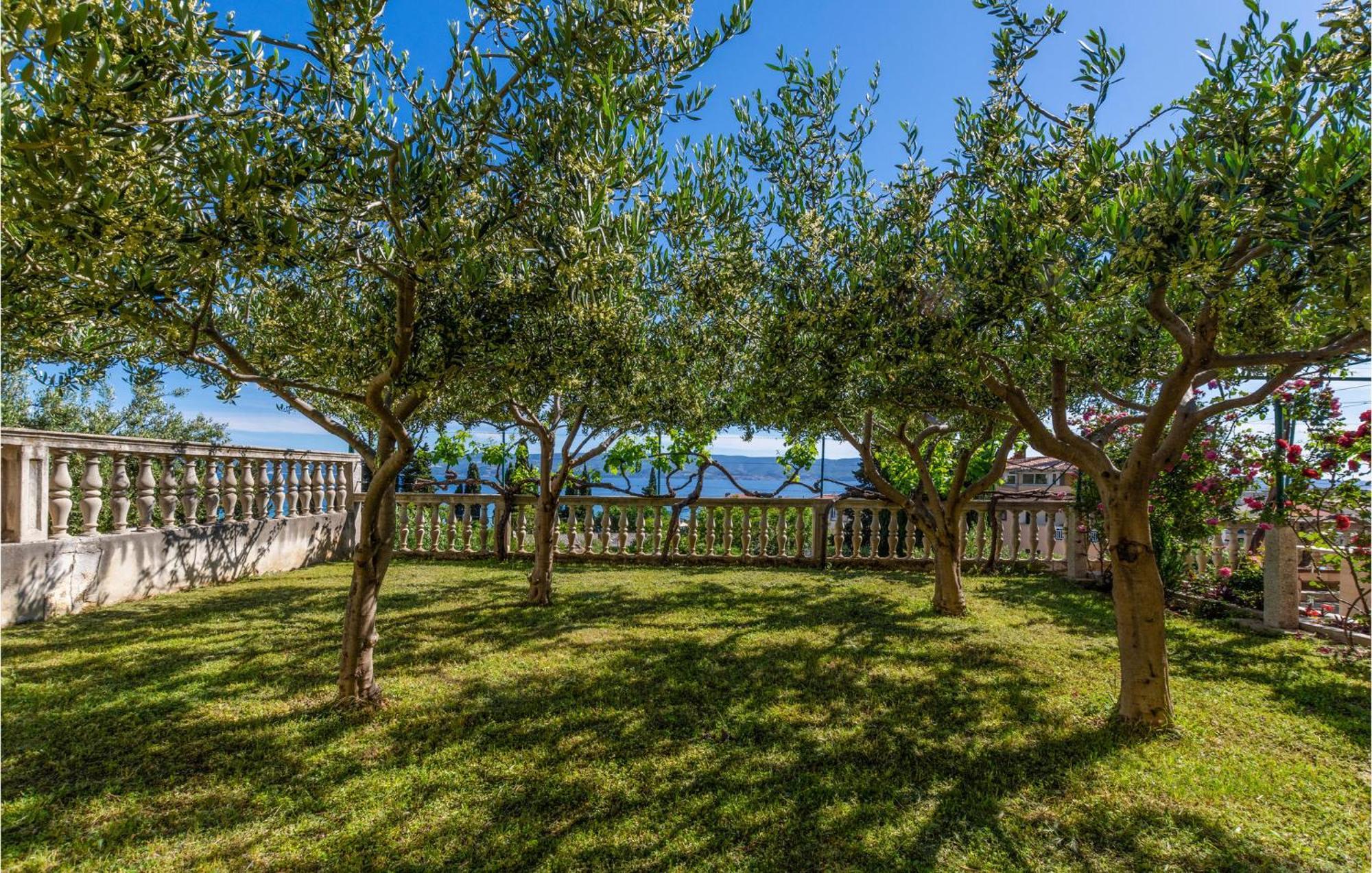 1 Bedroom Beautiful Apartment In Дуче Экстерьер фото